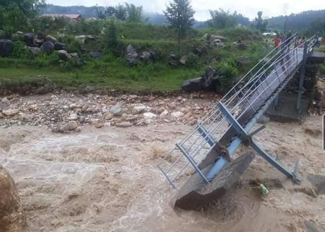 सामरी खोलाको बाढीले दुईवटा पुल बगायो