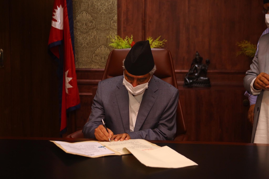 दोहोरो दबाबमा देउवा