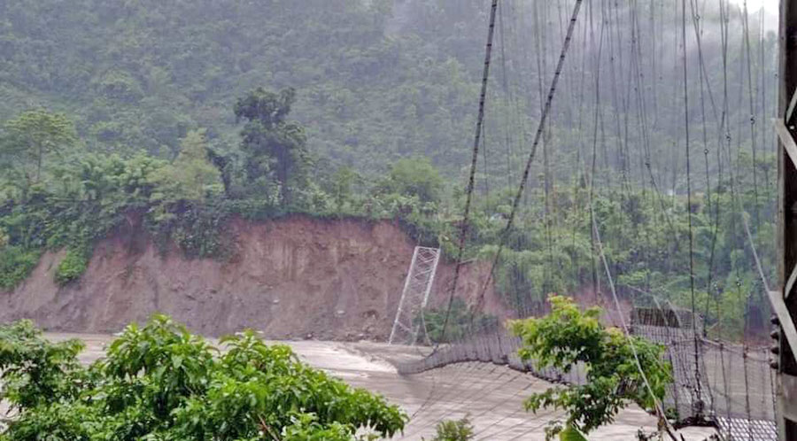 गोरखा र तनहुँ जोड्ने झोलुङ्गे पुल बाढीले भत्कियो