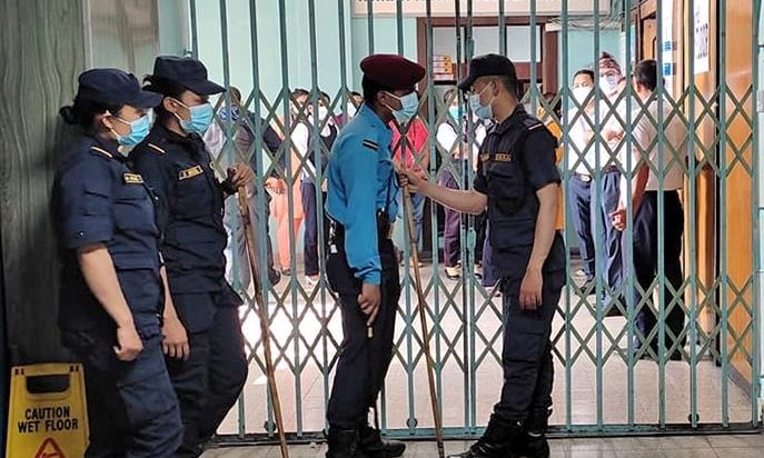 वायु सेवा निगममा कर्मचारीले लगाएको ताला प्रहरीले बल प्रयोग गरेर खोल्यो