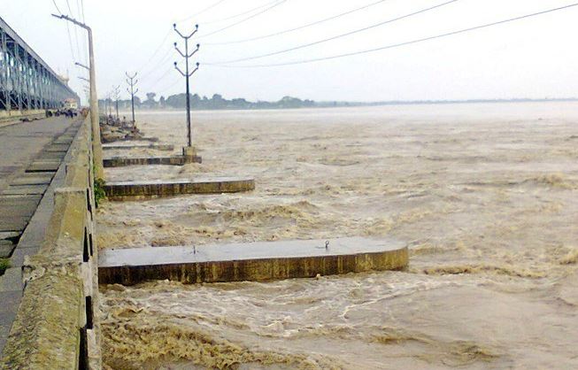 कोशी ब्यारेजमा रातो बत्ती बल्यो, २९ ढोका खुला