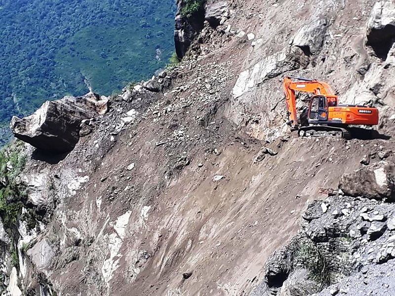 पहिरोले म्याग्दी र मुस्ताङ जोड्ने राष्ट्रिय राजमार्ग बन्द