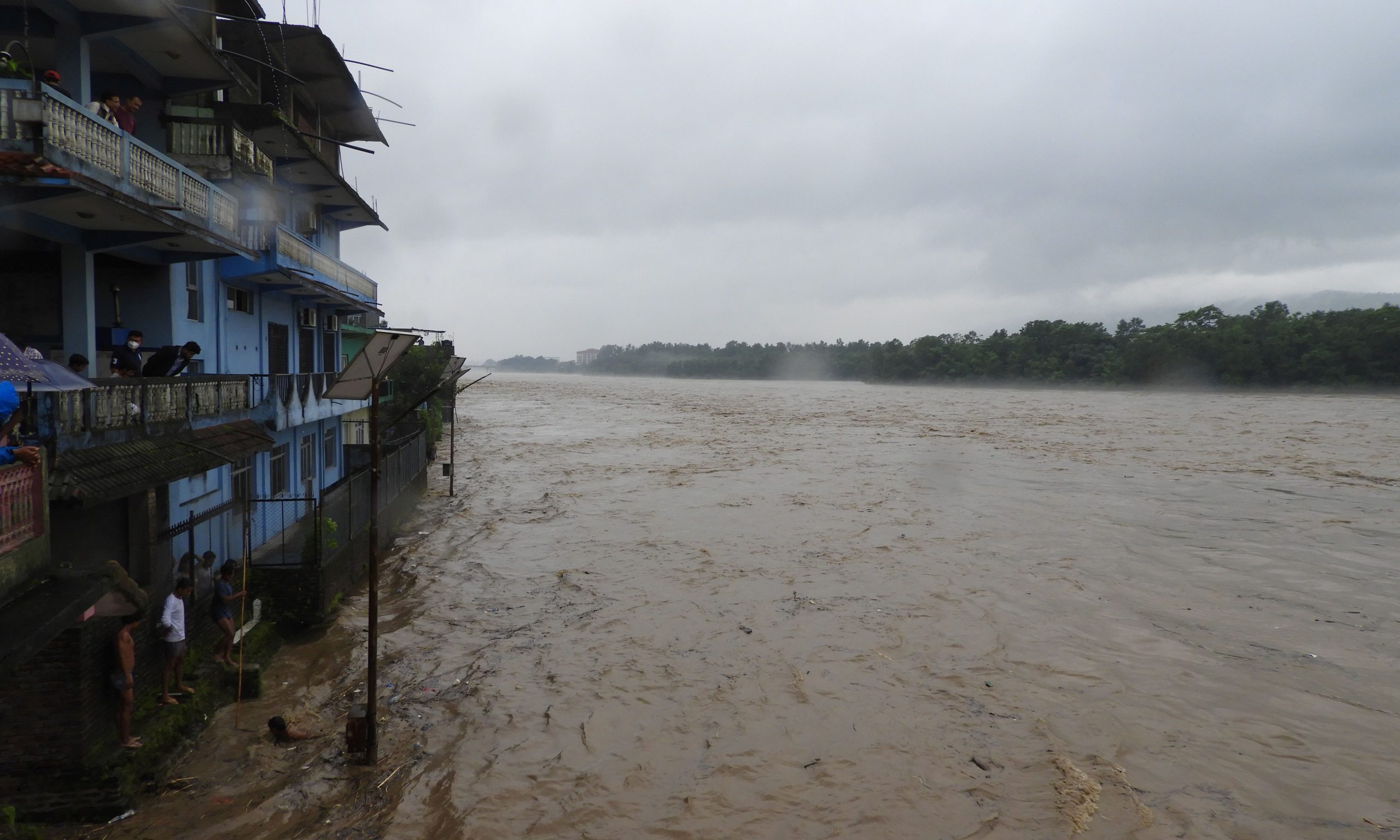 लगातारको वर्षाले नारायणी नदीमा बाढीको जोखिम