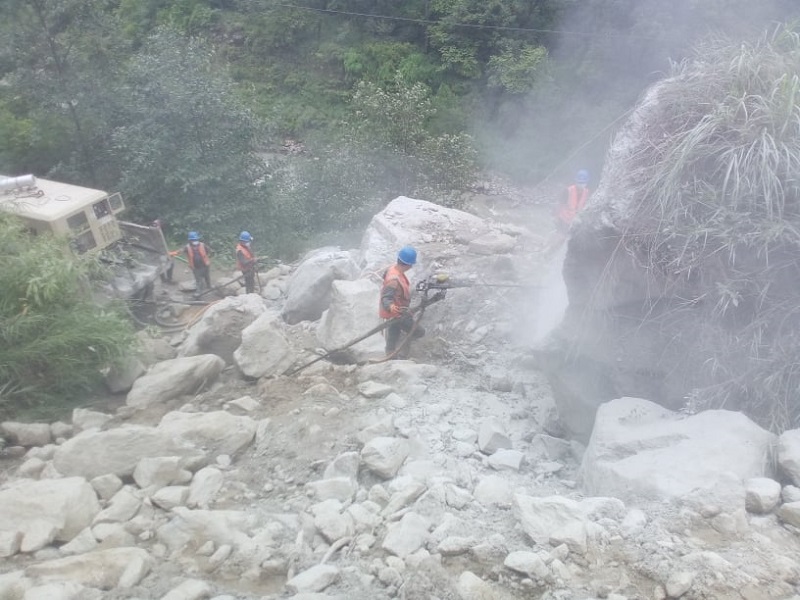 रसुवागढी नाका जोड्ने सडक अवरुद्ध