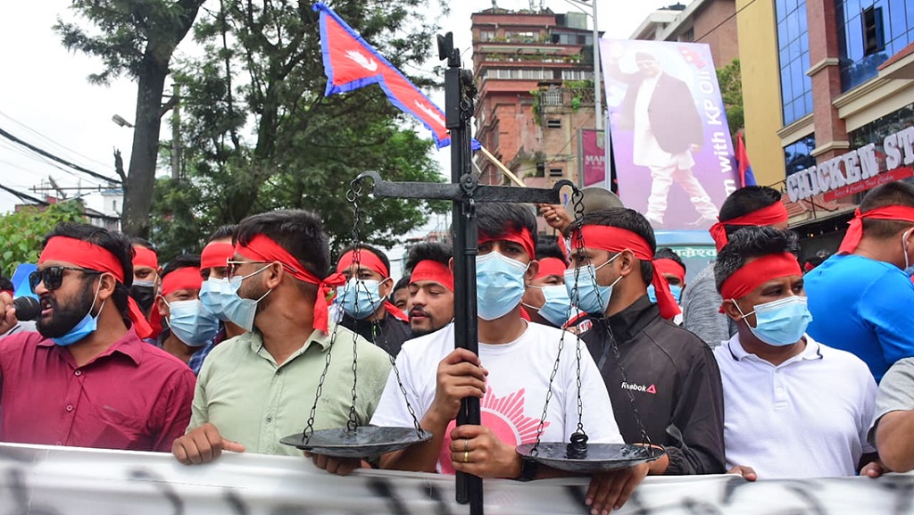 सर्वोच्चको फैसलापछि हातमा तराजु लिएर सडकमा निस्किए ओली समर्थक