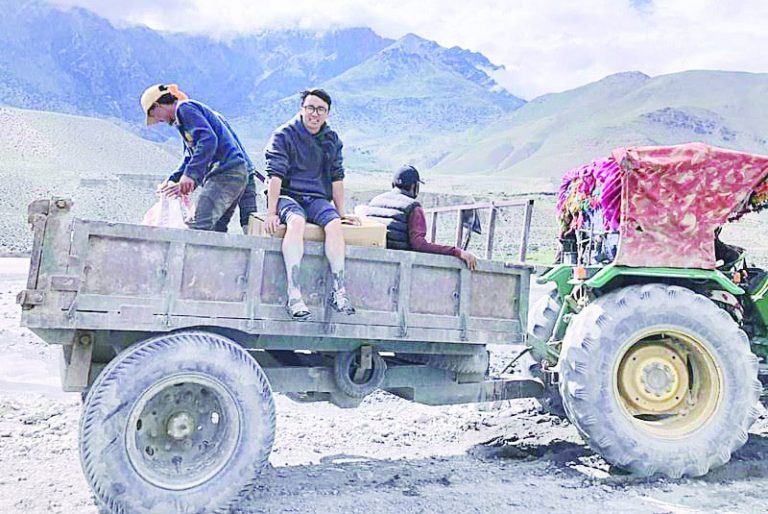 मुस्ताङमा ट्याक्टरबाट गरिन्छ कोरोनाविरुद्धको खोप ढुवानी