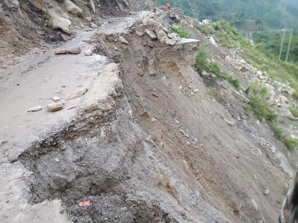 साँफे–मार्तडी सडक अवरुद्ध