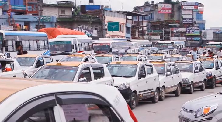 मध्यम तथा छोटो दुरीका गाडीको भाडा बढाउन माग गर्दै यातायात व्यवसायी सडकमा