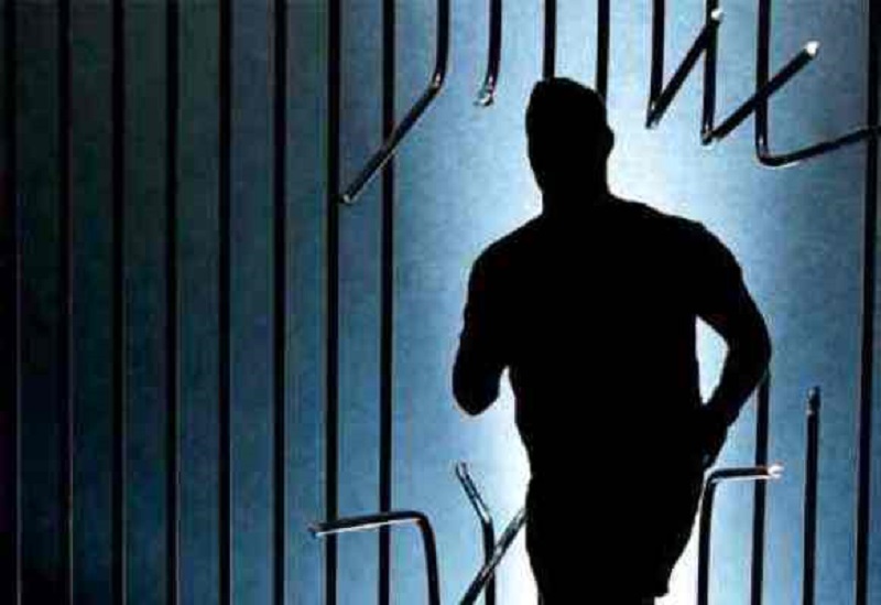 प्रहरी हिरासतको ग्रिल तोडेर लहानबाट थुनुवा फरार