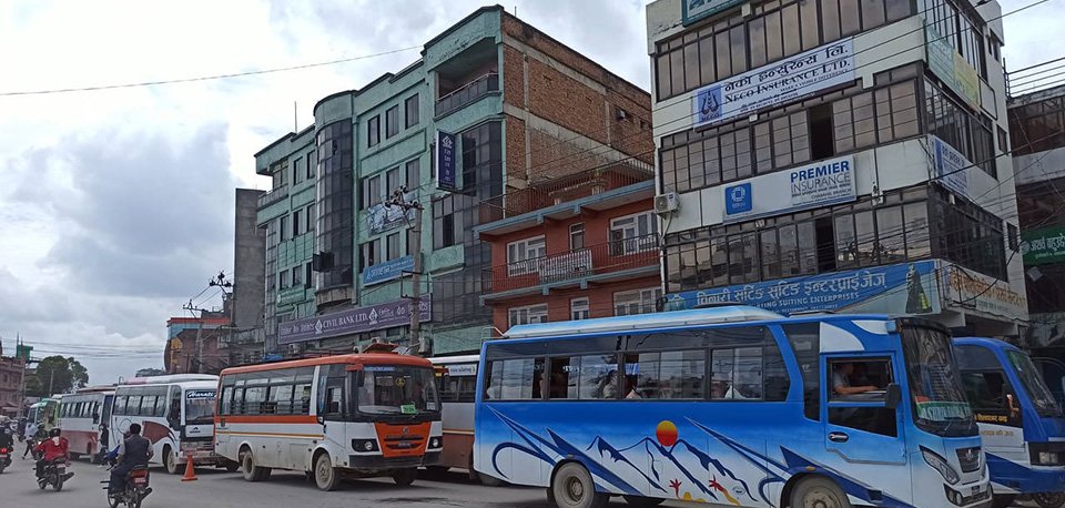 भाडा समायोजनको माग गर्दै यातायात व्यवसायी आन्दोलित,सडक अस्तव्यस्त