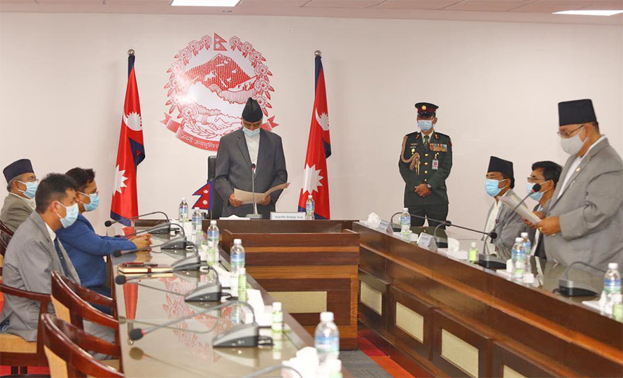 सिंहदरबारमा स्वास्थ्यराज्यमन्त्री श्रेष्ठलाई देउवाले खुवाए सपथ