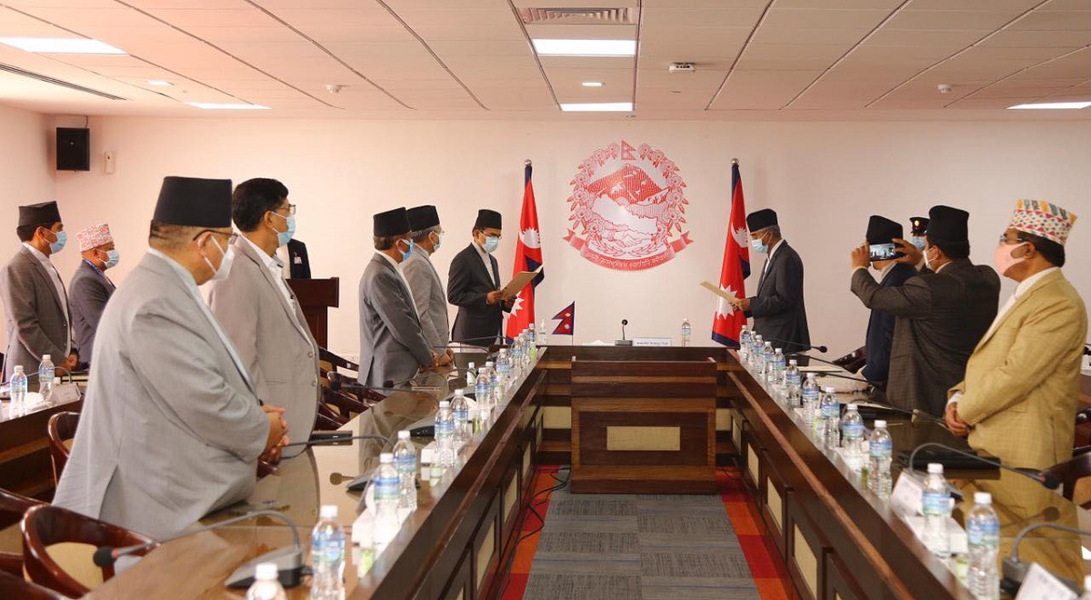 राष्ट्रिय योजना आयोगका उपाध्यक्ष र सदस्यहरुले लिए शपथ