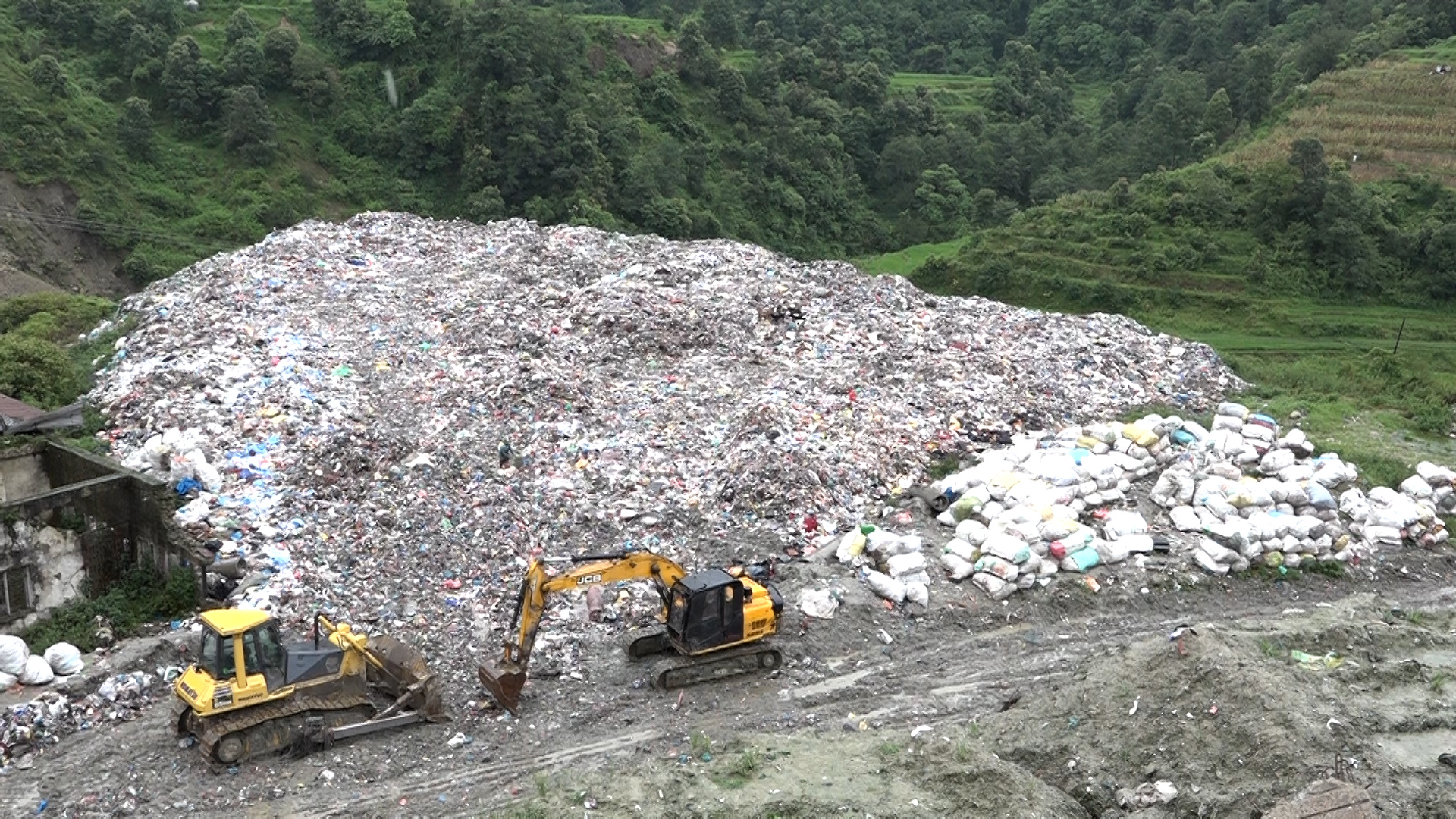 सिसडोलवासीको बिरोधपछि काठमाडौंको फोहोर उठ्न सकेन