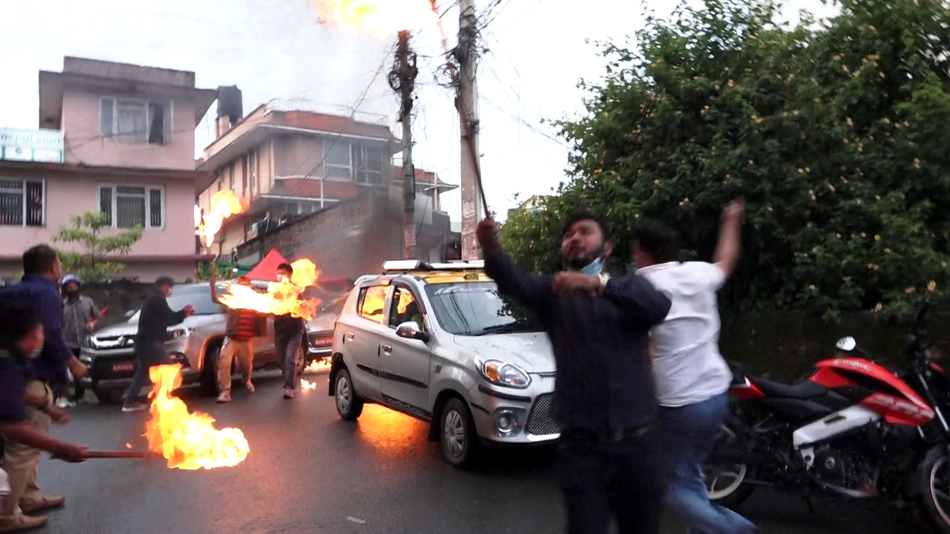 सरकारले ल्याएको दल विभाजन सम्बन्धी अध्यादेश विरुद्ध युवासंघकाे प्रदर्शन