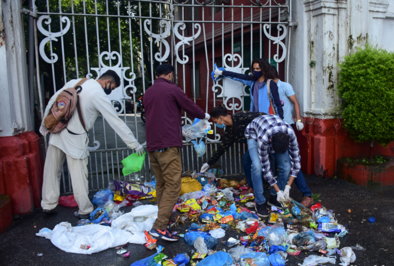 काठमाडौं महानगरपालिका कार्यालय अगाडि फोहोर फालेर प्रदर्शन