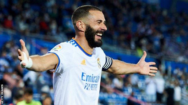 कप्तान बेन्जिमाले गरे रियल मड्रिडसँग थप एक वर्षको सम्झौता