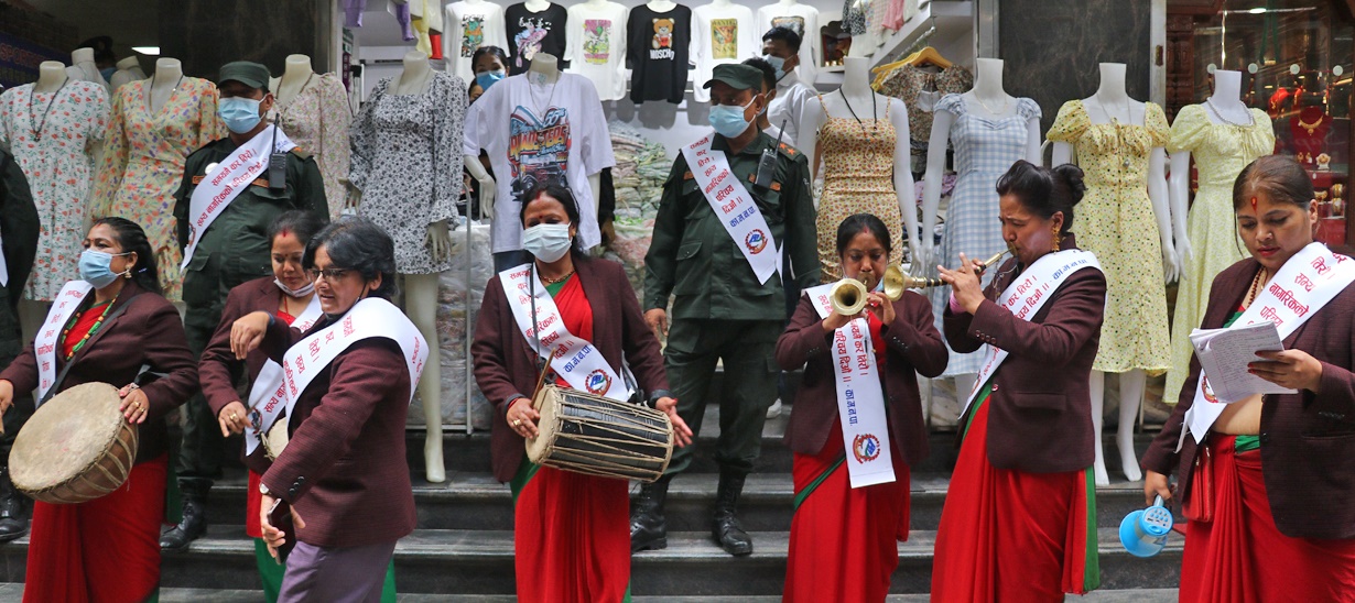 कर नतिर्नेको घर-घरमा पुगेर काठमाडौं महानगरले बजायो पञ्चेबाजा