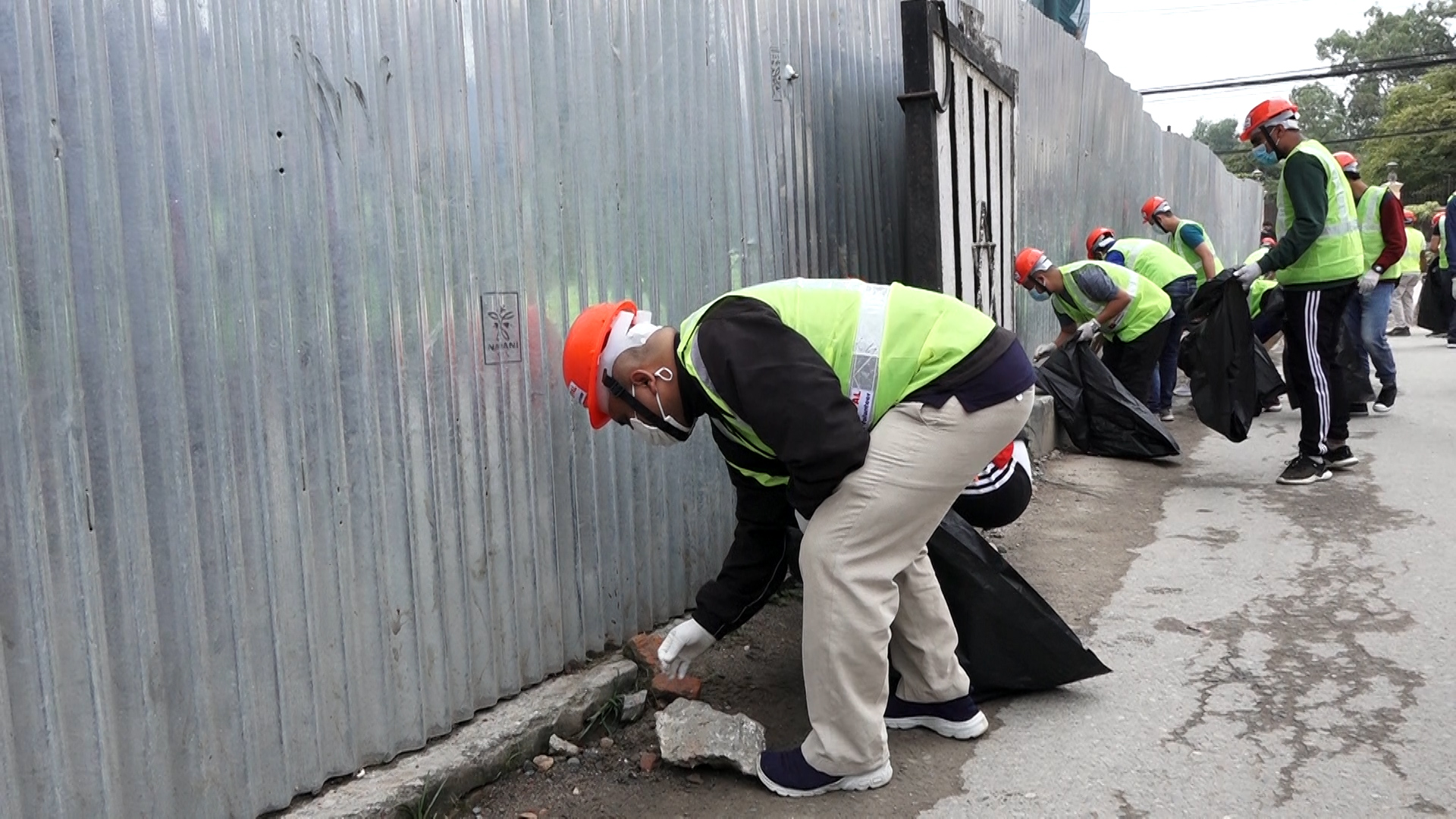 नेपाल पक्षकाे पिपुल्स भोलेन्टियर्सले गर्याे शिक्षण अस्पतालमा सरसफाई