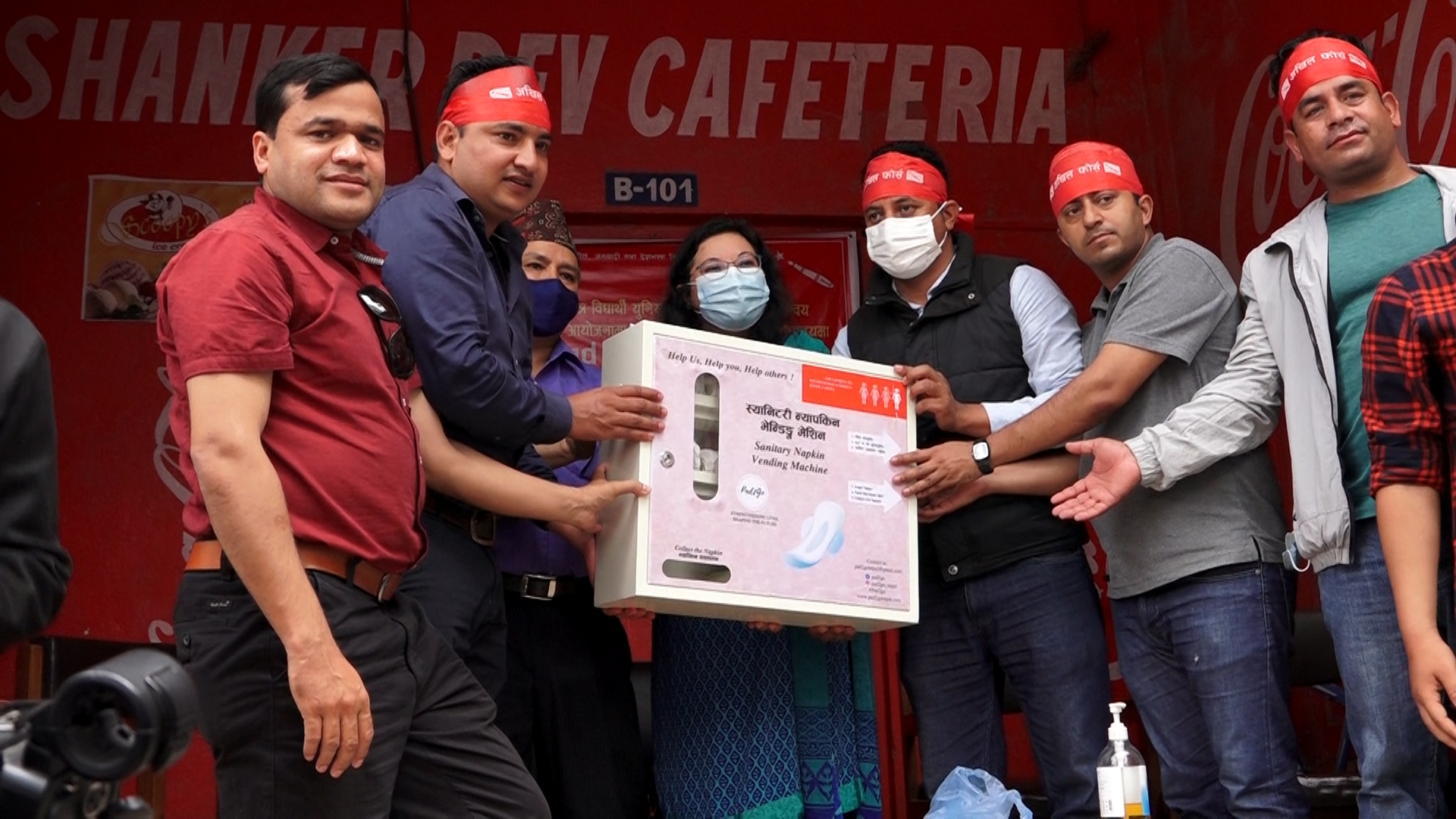 अखिल फोर्सद्वारा कलेजमा सेनेटरी प्याड भेन्डिङ मेसिन वितरण