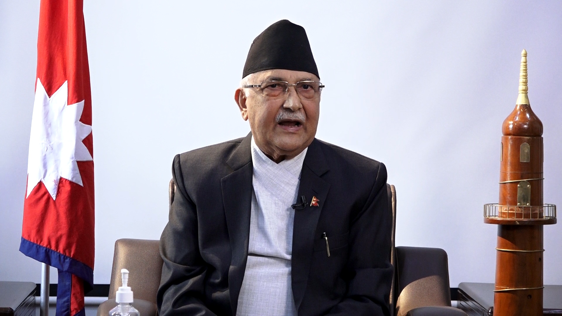 ओलीलाई प्रश्न : पार्टीभित्रै असन्तुष्ट र माधव नेपाललाई छोडेकालाई कसरी मिलाउनुहुन्छ ?