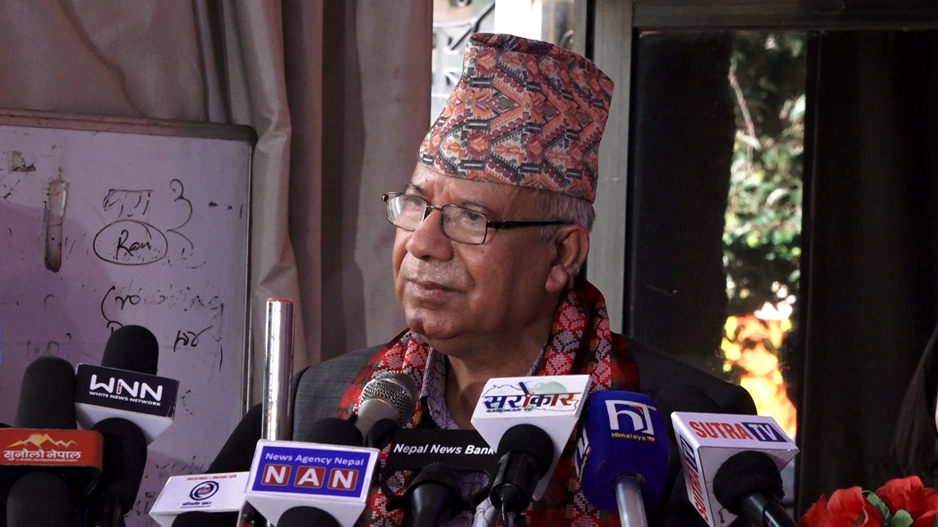 दम्भी, अहंकारी र गलत ढंगले चल्नेहरुलाई माथ गरेर नै अगाडी बढ्नेछौँ : माधव नेपाल