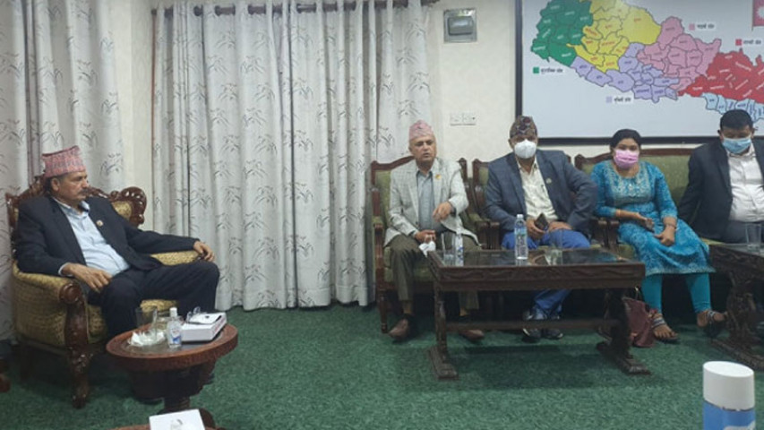 सिंहदरबार पुगे एमाले नेताहरु, माधव नेपालसहित १४ सांसदलाई कारबाही गर्न दबाब