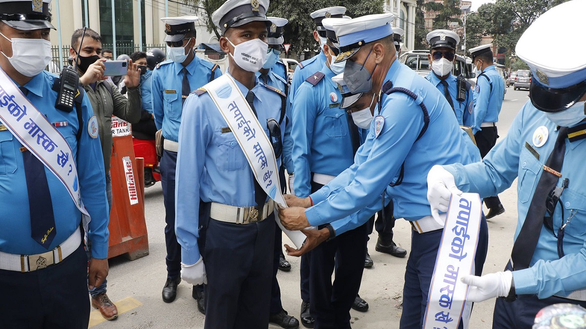 डडेल्धुरामा  मास्क खोइ अभियान सुरु