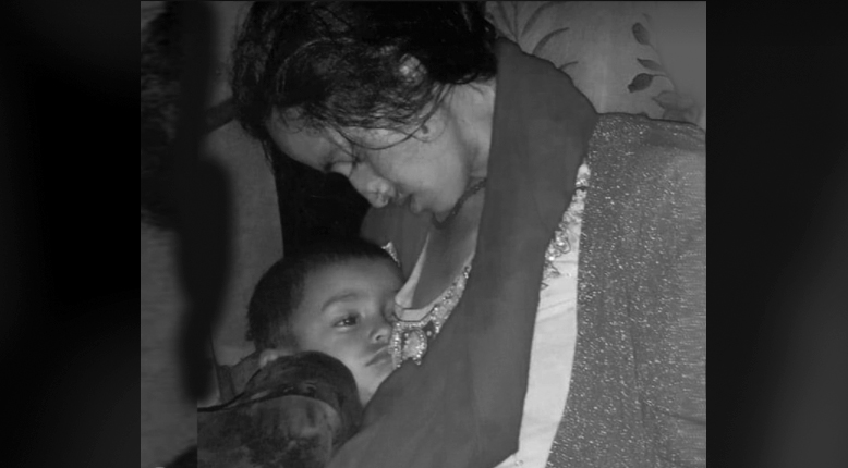 मृत आमाको काखमा ३२ महिने छोराको भावुक बस-यात्रा, कसरी भयाे घटना ?