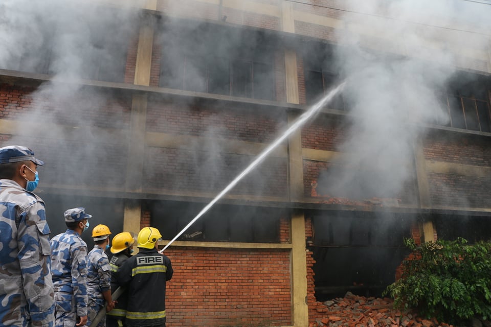 बालाजु औद्योगिक क्षेत्रमा लागेको आगो नियन्त्रणमा आयाे, क्षतिको विवरण आउन बाँकी