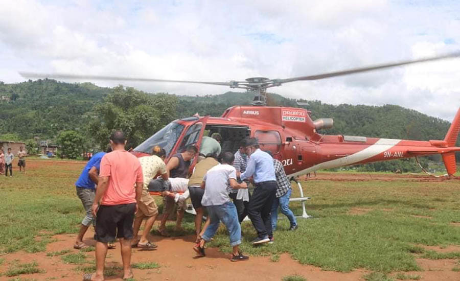 मिनी ट्रक दुर्घटनामा घाइते ४ जनालाई हेलिकप्टरबाट उद्धार