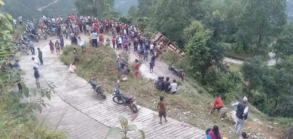 सिन्धुपाल्चोकको ठोर्कपामा बस दुर्घटना: कम्तीमा २४ घाइते, दुई जना बसभित्रै च्यापिए