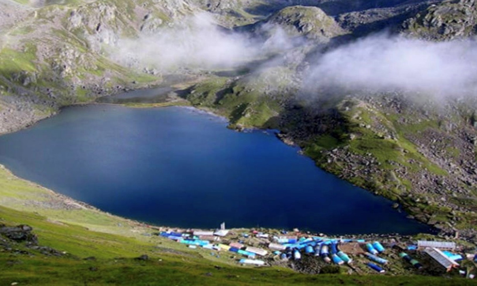 मेला स्थगित भए पनि गोसाइँकुण्डमा भक्तजनको भीड