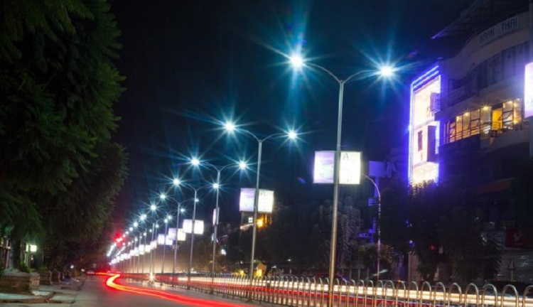 उज्यालो हुँदै काठमाडौँका मुख्य सडक