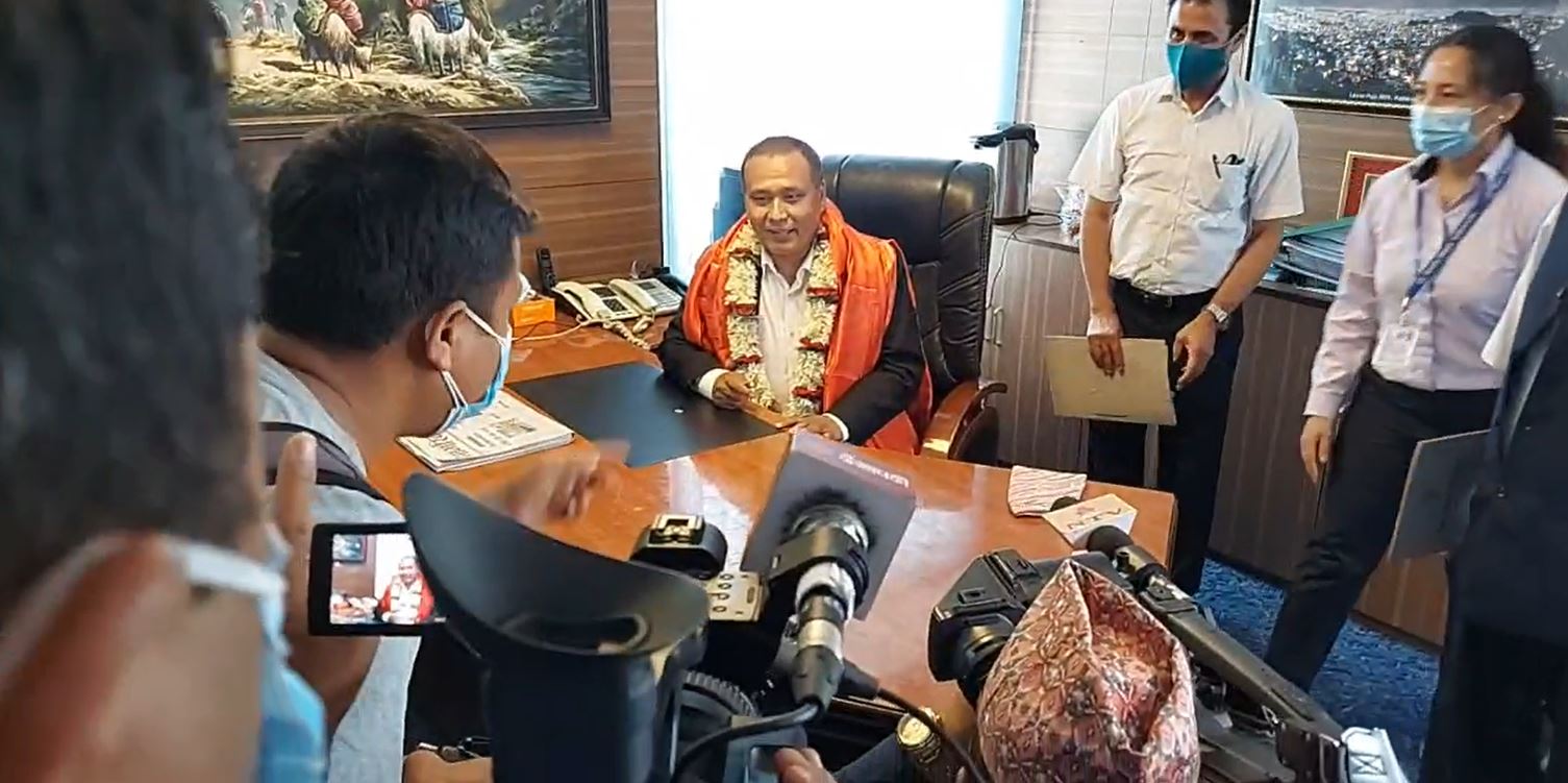 कुलमान घिसिङद्वारा पदभार ग्रहण