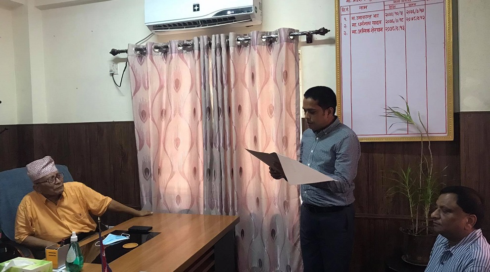 नयाँ सरकार गठन गर्न माग गर्दै लुम्बिनीका ४१ सांसदले प्रदेश प्रमुखलाई बुझाए हस्ताक्षर