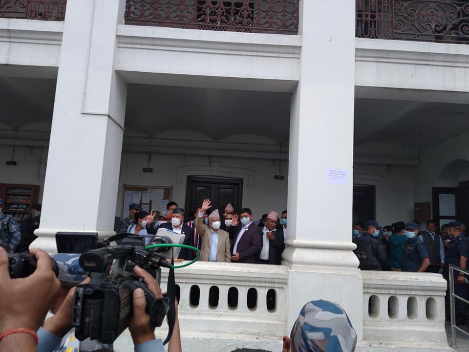 यी हुन् एमाले फुटाउने ५५ केन्द्रीय सदस्य (सुचीसहित)