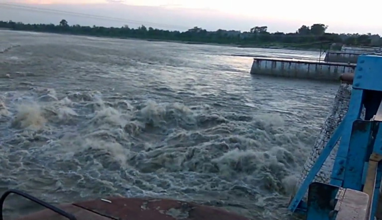 महाकालीमा पानीको बहाव बढ्याे, आवागमन ठप्प