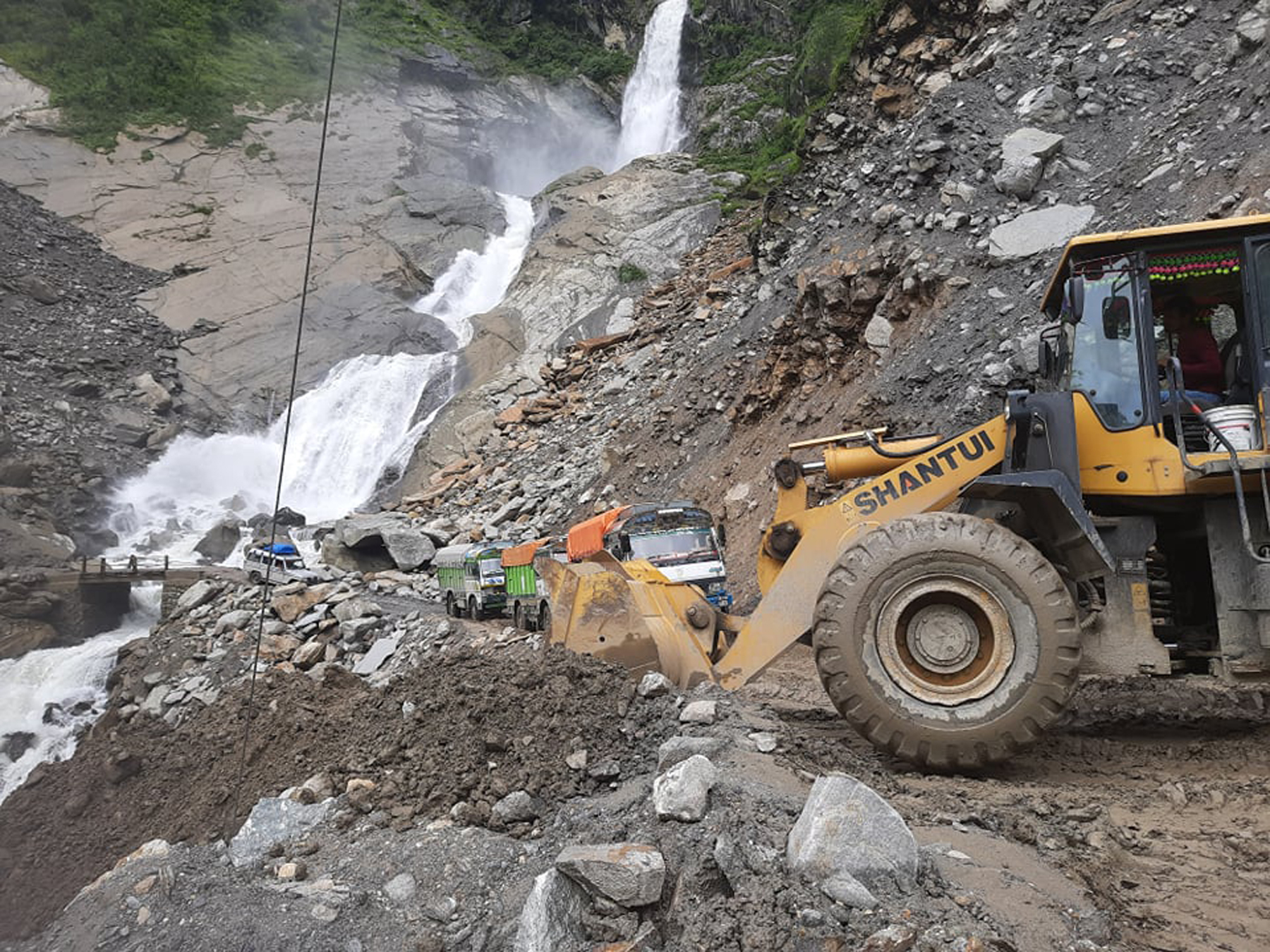 म्याग्दी : वर्षाले एउटा घर भत्कियो, पहिरो खस्दा दुई वटा सडक बन्द