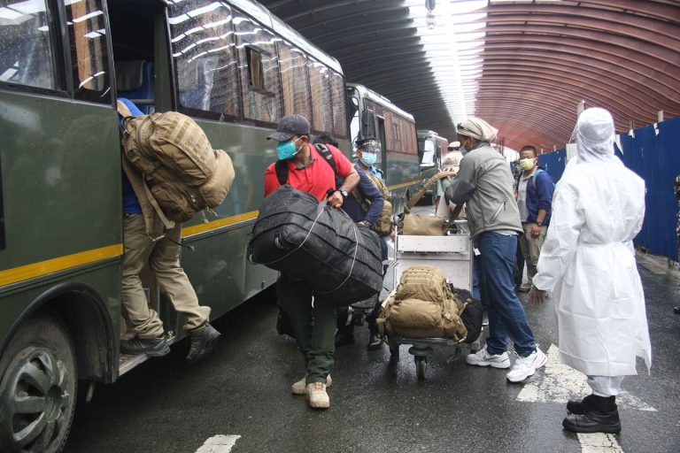 अफगानिस्तानबाट हालसम्म ८२८ नेपाली फर्किए