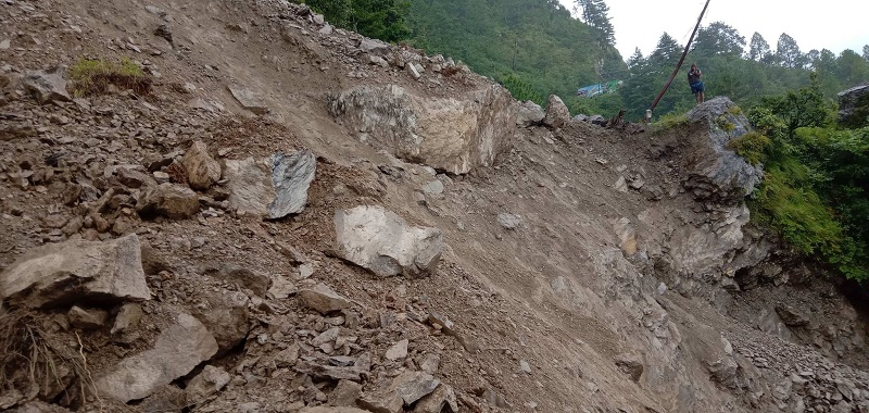 रसुवागढी नाका जोड्ने सडक बन्द