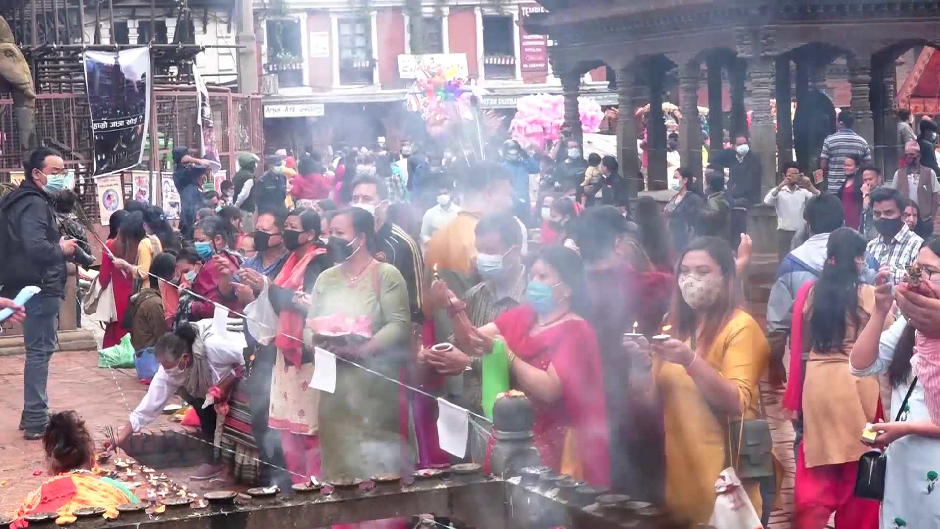 कृष्ण जन्माष्टमी: कोरोना त्रासबीच पाटनकाे कृष्ण मन्दिर परिसरमा भक्तजनको भीड