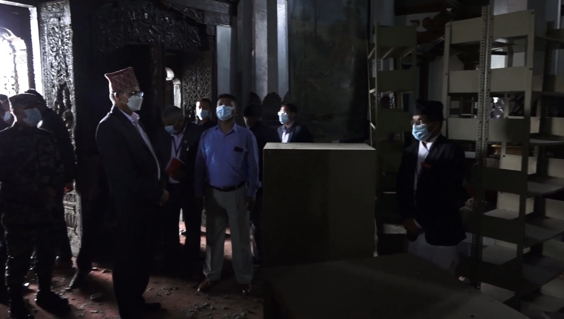 भूकम्पले थलिएको  संसद भवनको अवलोकन गर्न पुगे सभामुख