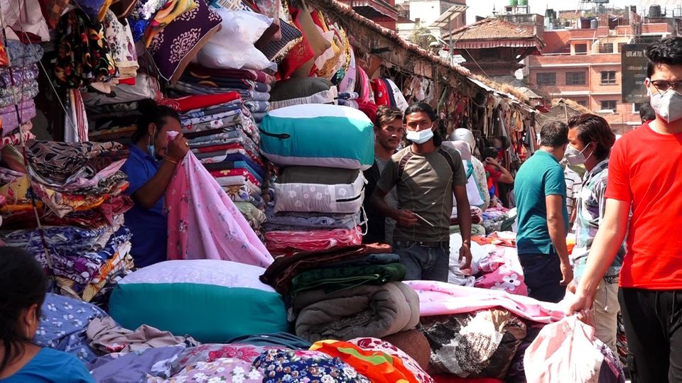 दशैं लक्षित बजारमा चहलपहल बढ्यो, तर छैन सामान