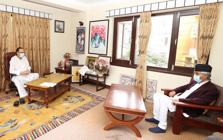 झलनाथलाई भेट्न डल्लु पुगे प्रधानमन्त्री देउवा