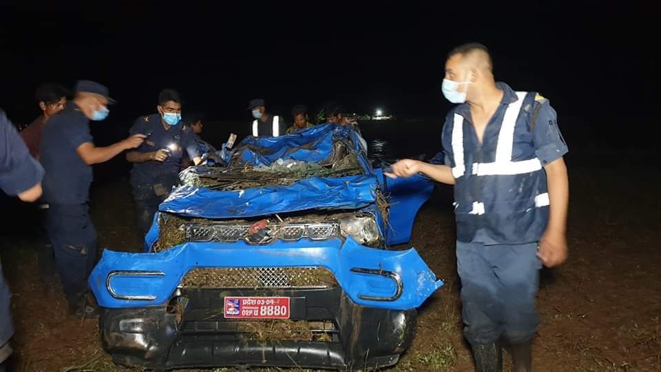 खोलामा आएको बाढीले जिप बगाउँदा २ जनाको मृत्यु, दुई जना बेपत्ता