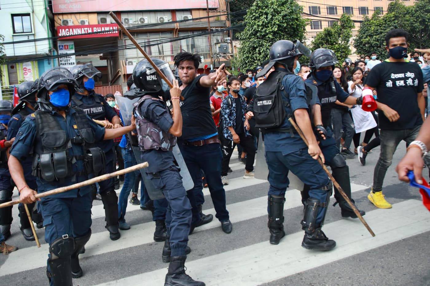 एमसीसीको विरोधमा उत्रिएका प्रदर्शनकारी र प्रहरीबीच झडप