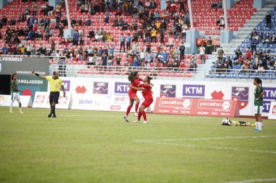 बंगलादेशविरुद्ध नेपालको अग्रता, डेब्यूमै सविता र प्रीतिले गरे गोल