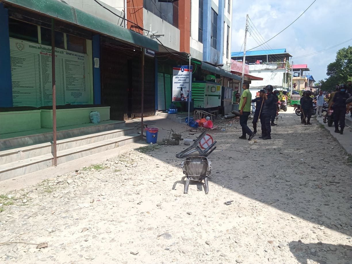 चिकित्सकको लापरबाहीले शिशुको मृत्यु भएको भन्दै दमककाे एड्भान्स अस्पताल तोडफोड