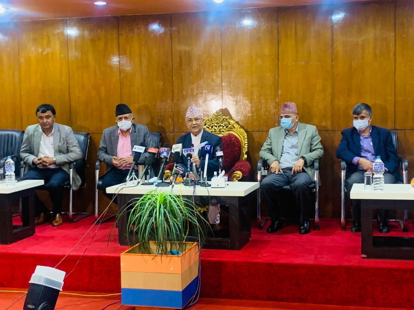 सम्पादकलाई ओलीको प्रश्न- तपाईं आफ्नो बाआमालाई पनि तिमी भन्नुहुन्छ ?