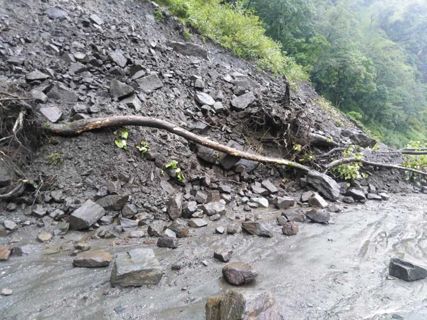 हेलम्बु राजमार्ग अवरुद्ध
